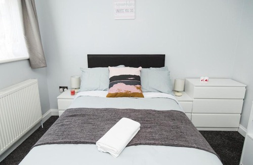 Greenhithe Apartment | Blueville House, Bluewater, 4 Bedroom Houses, Greenhithe, Dartford, Kent-Hosted by Castile Accommodations Ltd