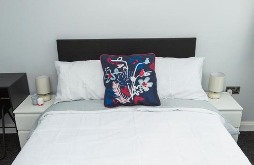 Greenhithe Apartment | Blueville House, Bluewater, 4 Bedroom Houses, Greenhithe, Dartford, Kent-Hosted by Castile Accommodations Ltd