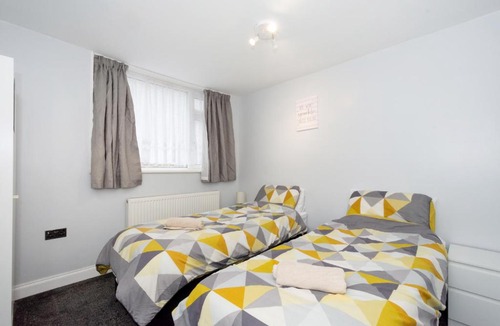 Greenhithe Apartment | Blueville House, Bluewater, 4 Bedroom Houses, Greenhithe, Dartford, Kent-Hosted by Castile Accommodations Ltd