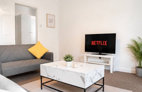 Blyth House | Blyth 4BR House | Sleeps 8 | WiFi | Crew Stay
