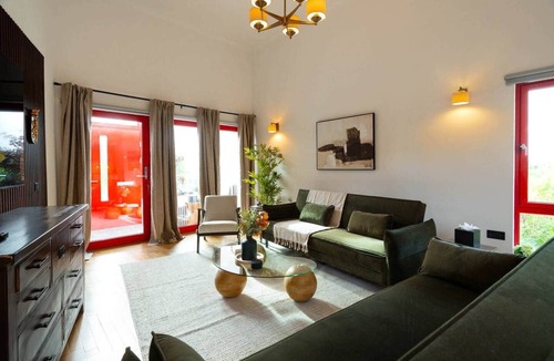 North West House | Botanic House - 3BR Home - Private Parking