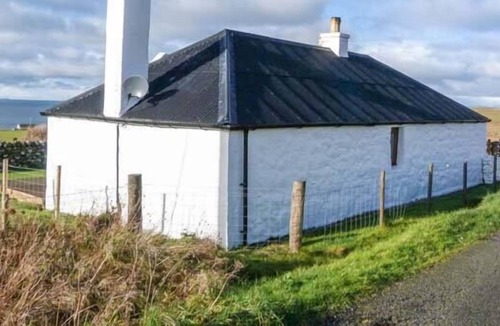 Bornesketaig Cottage | BOTHAN AONGHAIS, character holiday cottage, with open fire in Uig