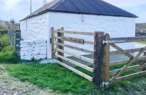 Bornesketaig Cottage | BOTHAN AONGHAIS, character holiday cottage, with open fire in Uig