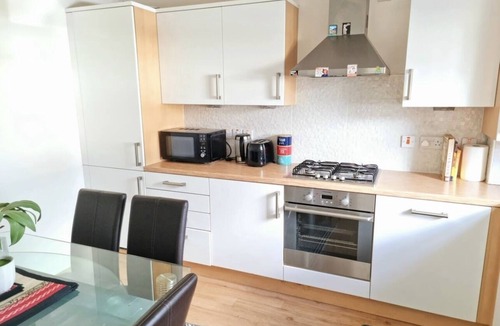 Newton Mearns House | Boutique 3-bed Home with Free Parking in Glasgow