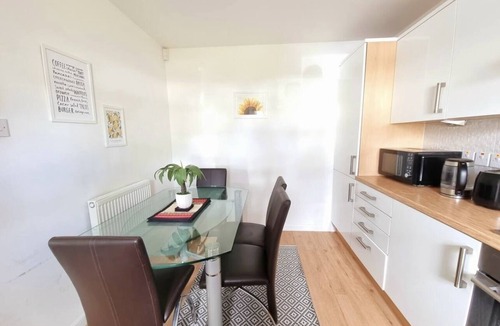 Newton Mearns House | Boutique 3-bed Home with Free Parking in Glasgow