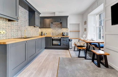 Old Town Apartment | Boutique 3-Bedroom in Grassmarket, Steps from Edinburgh Castle & Victoria St.