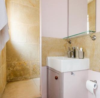 Shadwell Apartment | Boutique & Spacious 2BR, Zone 1, Opposite Tube