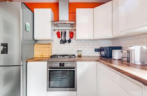 Shadwell Apartment | Boutique & Spacious 2BR, Zone 1, Opposite Tube