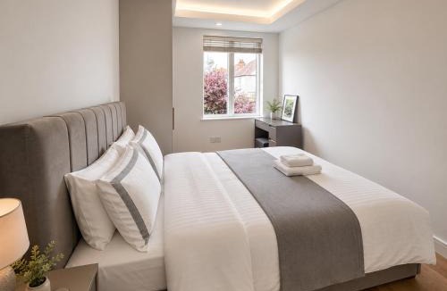 High Barnet Apartment | Brand New Luxury Flat Opposite High Barnet Tube 8 Guests