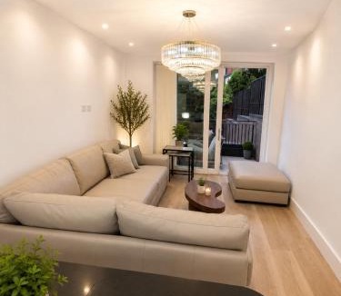 High Barnet Apartment | Brand New Luxury Flat Opposite High Barnet Tube 8 Guests