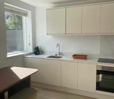 High Barnet Apartment | Brand New Luxury Flat Opposite High Barnet Tube 8 Guests