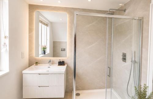 High Barnet Apartment | BRAND NEW! Stunning 3 Bedroom Apartment,sleep 8