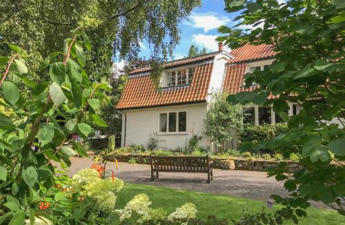 Perth House | Branklyn Garden Cottage