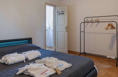 San Giovanni-Chiadino-Rozzol Apartment | Breathtaking view of the infinite sea, an oasis of peace in the greenery