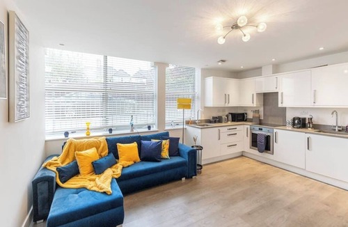 Golders Green Apartment | Bright 1-Bedroom Apartment with Free Parking