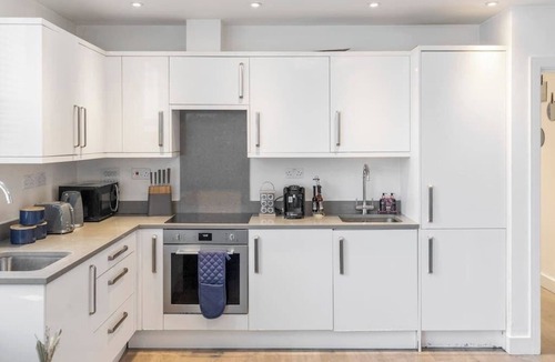 Golders Green Apartment | Bright 1-Bedroom Apartment with Free Parking