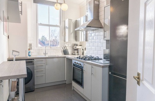 Witham Apartment | Bright 2 Bedroom High Street Apartment In Heart Of Town