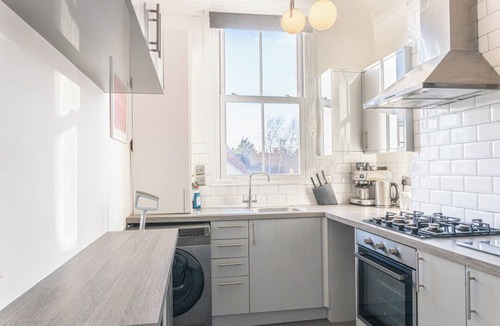 Witham Apartment | Bright 2 Bedroom High Street Apartment In Heart Of Town