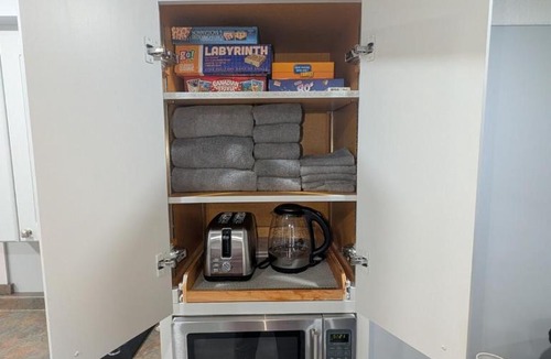 Windsor Apartment | Bright 2BR Home Near Airport & Shops
