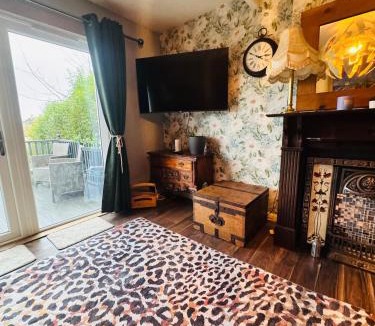 Rosyth House | Bright 3 bedroom house with private garden near Edinburgh - Woodside home