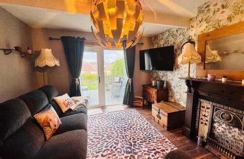 Rosyth House | Bright 3 bedroom house with private garden near Edinburgh - Woodside home