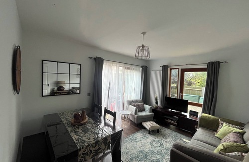 Shadwell Apartment | Bright 3BD Family Flat with Garden, Shadwell