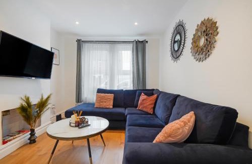 Kempston House | Bright 3BR Home in Bedford, Sleeps 5