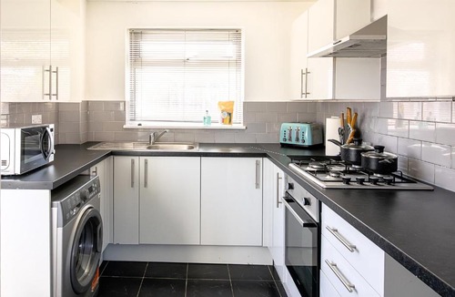 Leicester Apartment | Bright 3BR House with Garden & EV Parking Sleeps 6