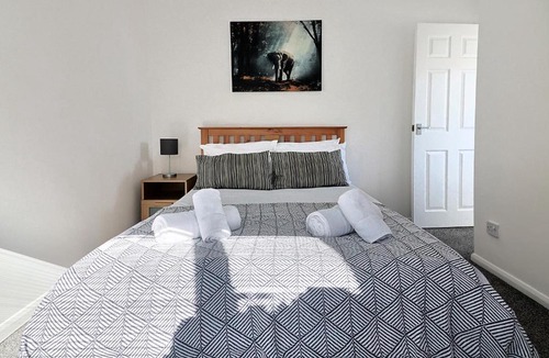Leicester Apartment | Bright 3BR House with Garden & EV Parking Sleeps 6