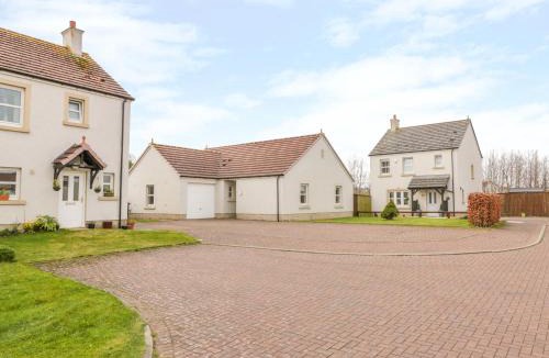 Ayr House | Bright and Beautiful