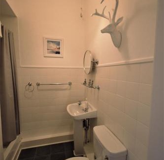 Partick Apartment | Bright and Cosy West End Apartment