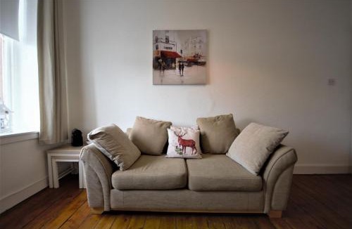 Partick Apartment | Bright and Cosy West End Apartment