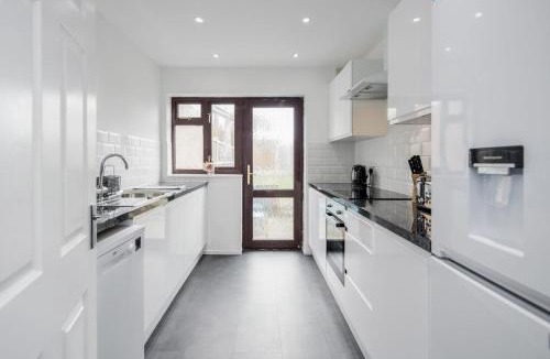Brentwood Apartment | Bright and spacious home with free parking and garden