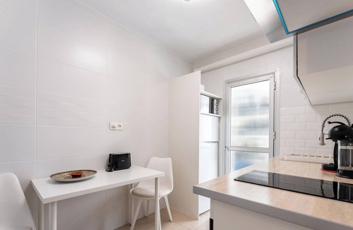 Arroyo de la Miel Apartment | Bright central 2BR Stay Balcony & Sea View