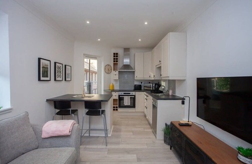 City Centre Glasgow Apartment | Bright Central Flat with Balcony and Free Parking!