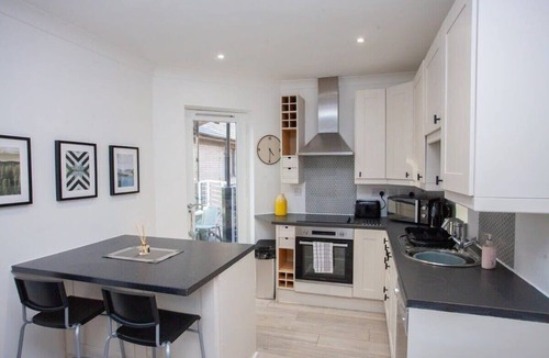 City Centre Glasgow Apartment | Bright Central Flat with Balcony and Free Parking!