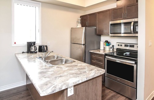 Beamsville Condo | Bright Corner Townhouse Downtown Beamsville