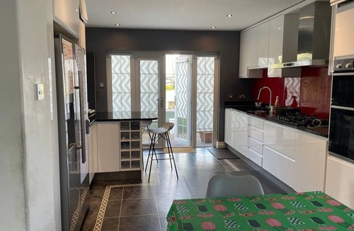 Busby House | Bright double bedroom with own private bathroom in peaceful Clarkston home