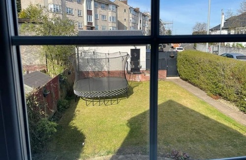 Busby House | Bright double bedroom with own private bathroom in peaceful Clarkston home