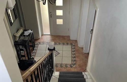 Busby House | Bright double bedroom with own private bathroom in peaceful Clarkston home