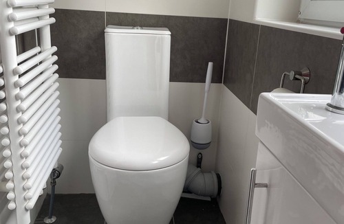 Busby House | Bright double bedroom with own private bathroom in peaceful Clarkston home