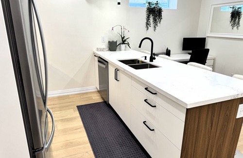 London Apartment | Bright & Luxury Basement Suite w/Private Entry, Full Kitchen & Laundry