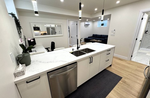 London Apartment | Bright & Luxury Basement Suite w/Private Entry, Full Kitchen & Laundry
