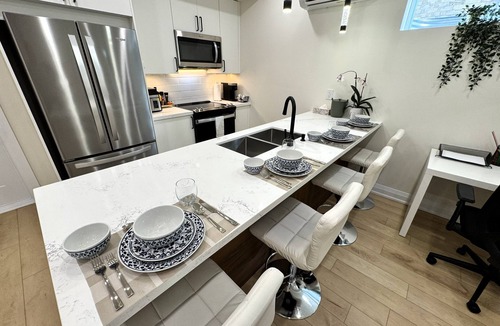 London Apartment | Bright & Luxury Basement Suite w/Private Entry, Full Kitchen & Laundry