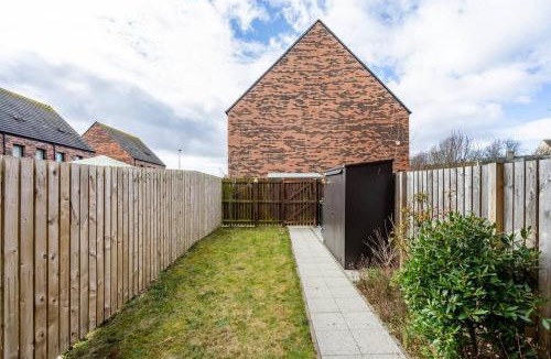 Muirhouse Apartment | Bright, modern 2 bedroom house with free parking!