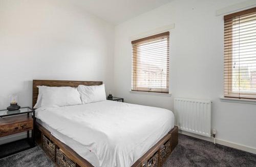 Muirhouse Apartment | Bright, modern 2 bedroom house with free parking!