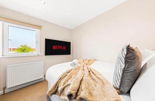 Paisley House | Bright & Modern 3-Bed House Next To Glasgow Airport