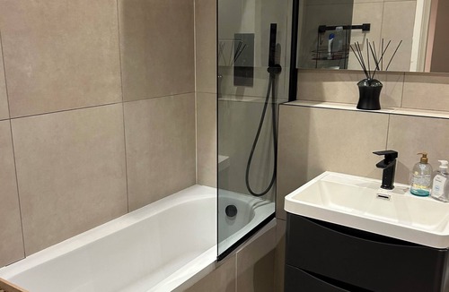 Tottenham Apartment | Bright modern apartment minutes from Tottenham Station direct Victoria line