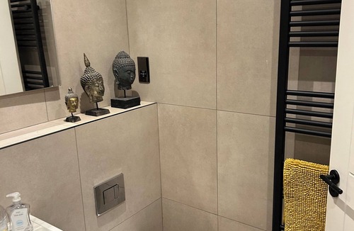 Tottenham Apartment | Bright modern apartment minutes from Tottenham Station direct Victoria line