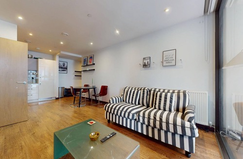 Peninsula Apartment | Bright Riverside Apartment Near O2 Arena & Tube